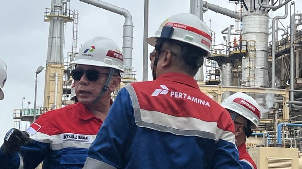 Pertamina akan mereplikasi produksi Avtur Hijau ramah lingkungan dari minyak jelantah di Kilang Dumai dan Balongan, menargetkan produksi mulai akhir 2026. Penasaran bagaimana limbah jadi komoditas berharga?