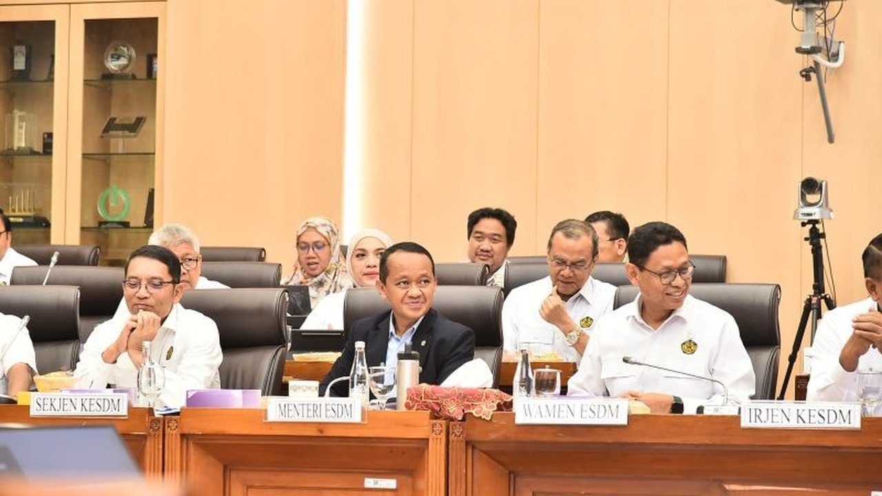 Kementerian ESDM dan Komisi XII DPR RI telah menyepakati Asumsi Dasar ESDM 2026, termasuk ICP, lifting migas, serta alokasi subsidi BBM, LPG, dan listrik. Angka-angka krusial ini akan memengaruhi kebijakan energi nasional.