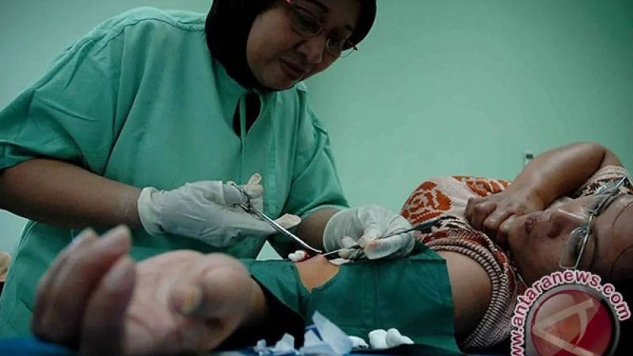 Duta Besar RI untuk Jerman, Abdul Kadir Jailani, mendorong perawat Indonesia mengisi kebutuhan tenaga medis di Jerman. Program 'Triple Win' ini menjanjikan peluang kerja yang luas bagi perawat Indonesia.