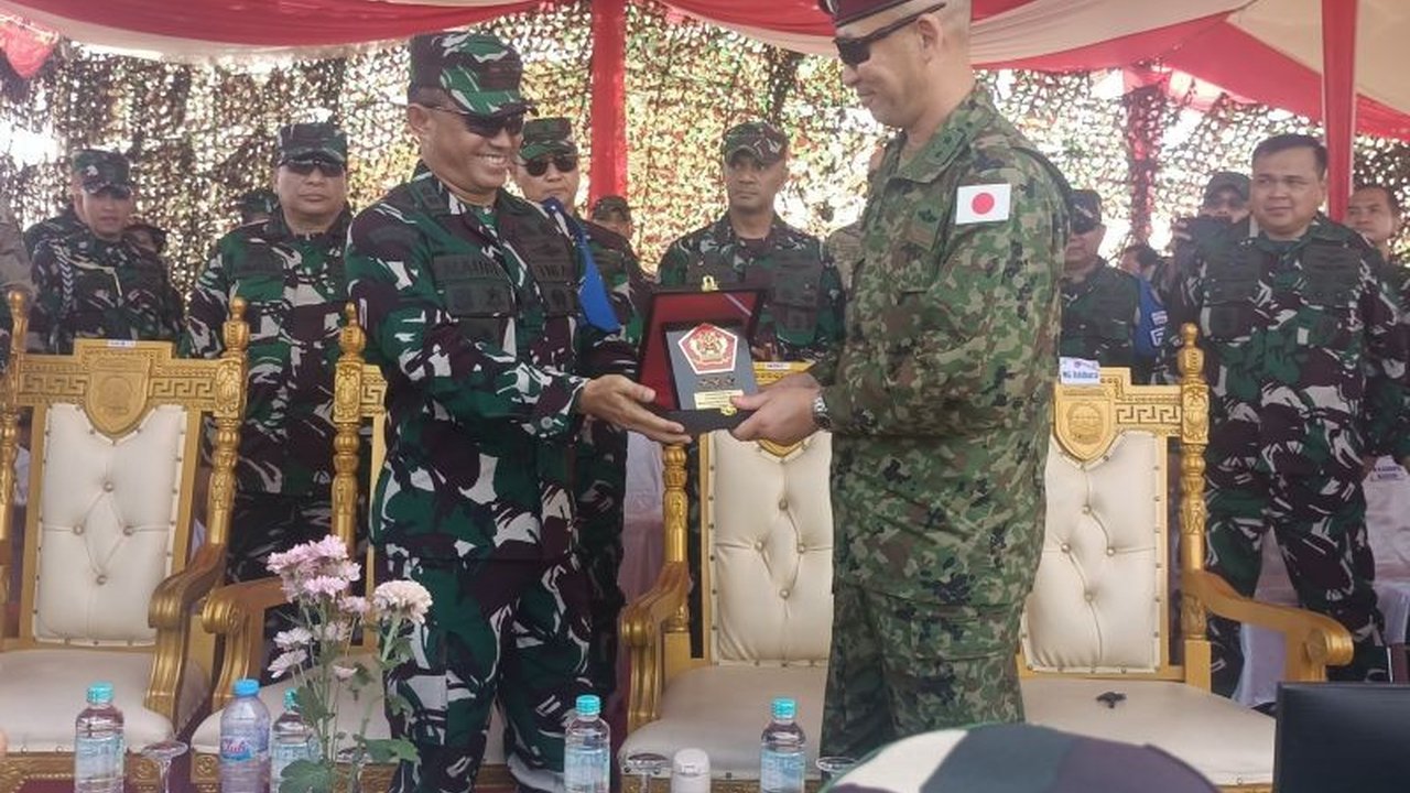 Latihan Gabungan Bersama Super Garuda Shield 2025 di Baturaja, Sumatera Selatan, melibatkan 160 penerjun dari tiga negara. Simak detail aksi udara mereka!