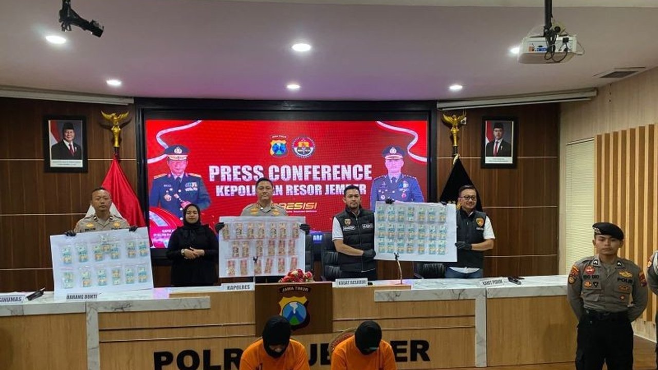 Polres Jember berhasil membongkar kasus peredaran uang palsu dengan menangkap dua tersangka dan menyita uang palsu senilai Rp52 juta. Bagaimana modus operandi mereka terungkap?