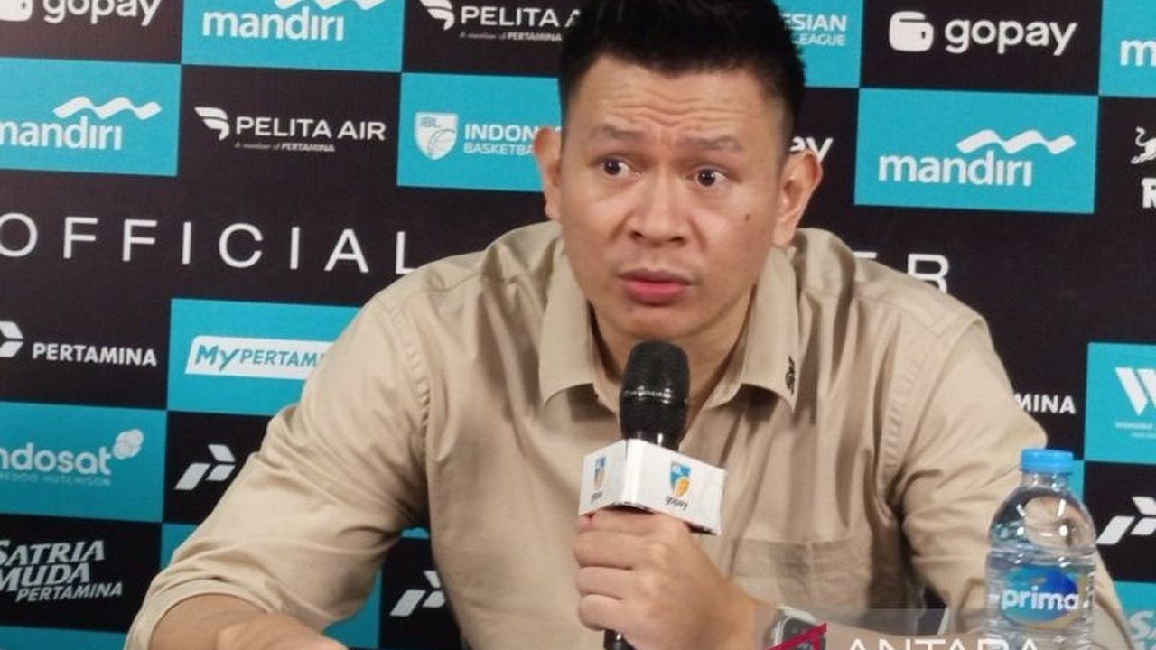 Satria Muda Bandung resmi pindah markas ke Kota Kembang dan bergabung dengan Persib. Bagaimana nasib Youbel Sondakh sebagai pelatih kepala tim basket legendaris ini?