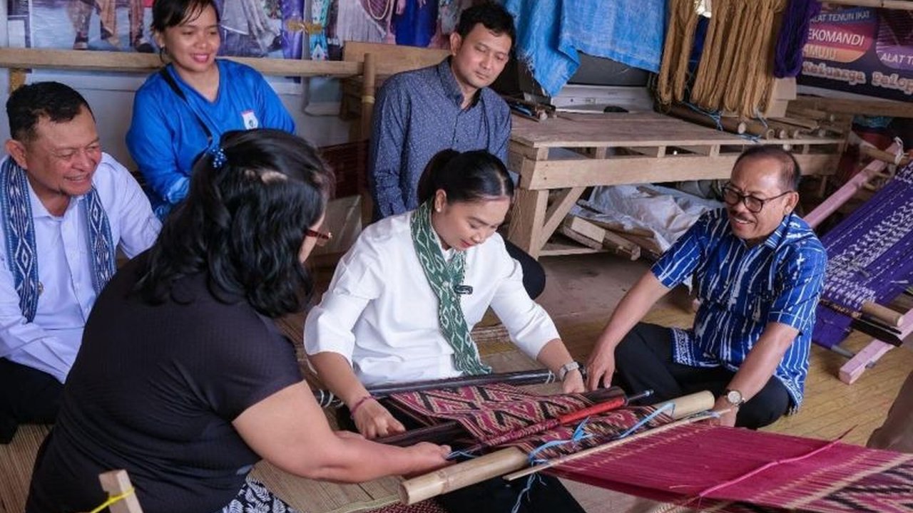 Tenun Sekomandi, warisan budaya berusia lebih dari 500 tahun dari Sulawesi Barat, bukan sekadar kain biasa. Simak keunikan, makna spiritual, dan proses pembuatannya yang memukau!