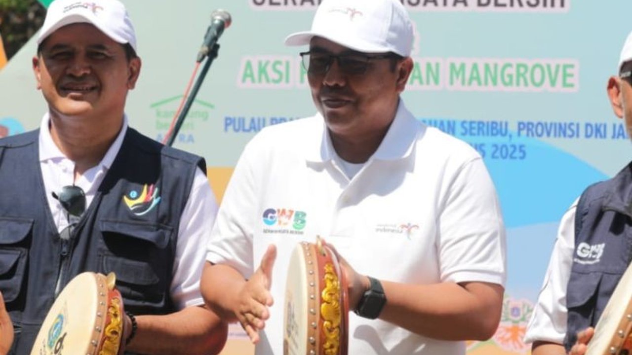 Pemerintah Kepulauan Seribu meluncurkan 'Gerakan Wisata Bersih' untuk pariwisata berkelanjutan. Temukan bagaimana inisiatif ini mengubah wajah destinasi unggulan Jakarta!