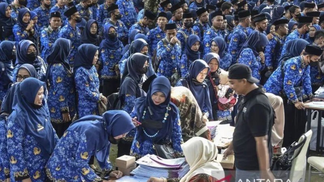 Pakar UGM menilai rencana pemerintah merekrut 1,3 juta Pegawai Pemerintah dengan Perjanjian Kerja (PPPK) adalah keputusan rasional. Simak alasannya dan dampaknya terhadap SDM dan keuangan negara.