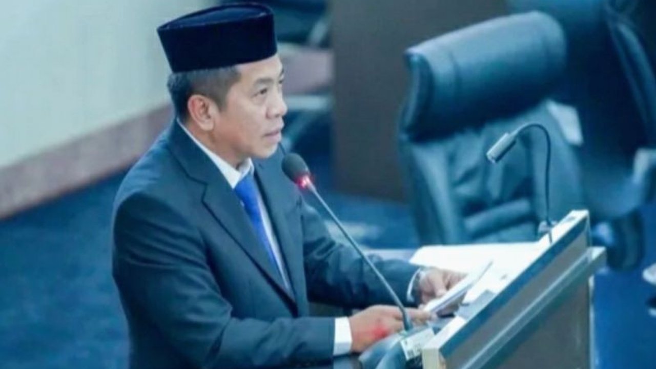 Bupati Karawang Aep Syaepuloh menyambut positif disahkannya Raperda Pengelolaan Sampah Karawang, solusi vital atasi timbunan 1.400 ton sampah harian. Bagaimana implementasinya?