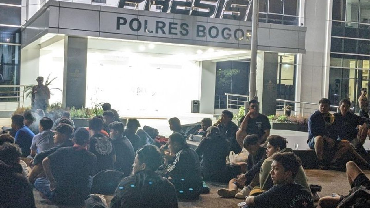 Seorang pria di Depok ditangkap polisi setelah diduga melakukan aksi curanmor di depan laundry Cibinong. Bagaimana kronologi penangkapan pelaku yang sempat mengambil pakaiannya?