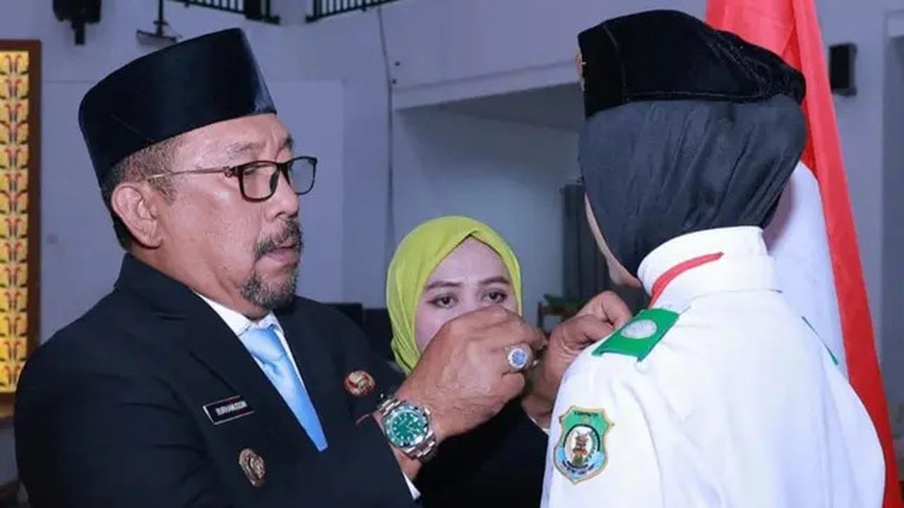 Bupati Bombana Burhanudin diduga menggunakan jam Rolex. (Foto: kominfo.bombana).