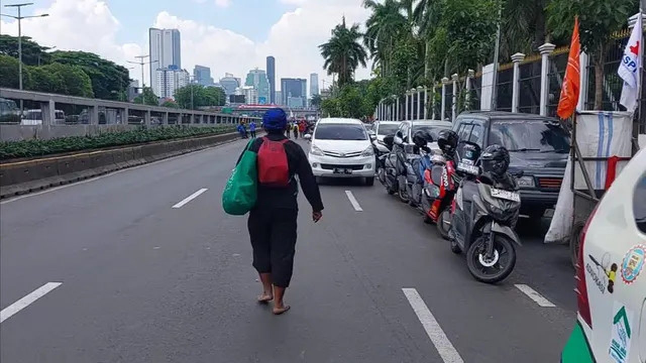 Rasja, salah seorang warga Baduy Luar yang ikut berdemo di Gedung DPR bersama massa lainnya. (Liputan6/Arief Rahman)