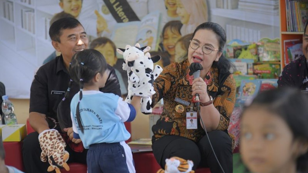 Program Roadshow Bunda Literasi Semarang yang dipimpin Wali Kota Agustina Wilujeng Pramestuti sukses kobarkan semangat gemar membaca, dimulai dari tiga sekolah. Bagaimana metode unik ini menarik perhatian anak-anak?