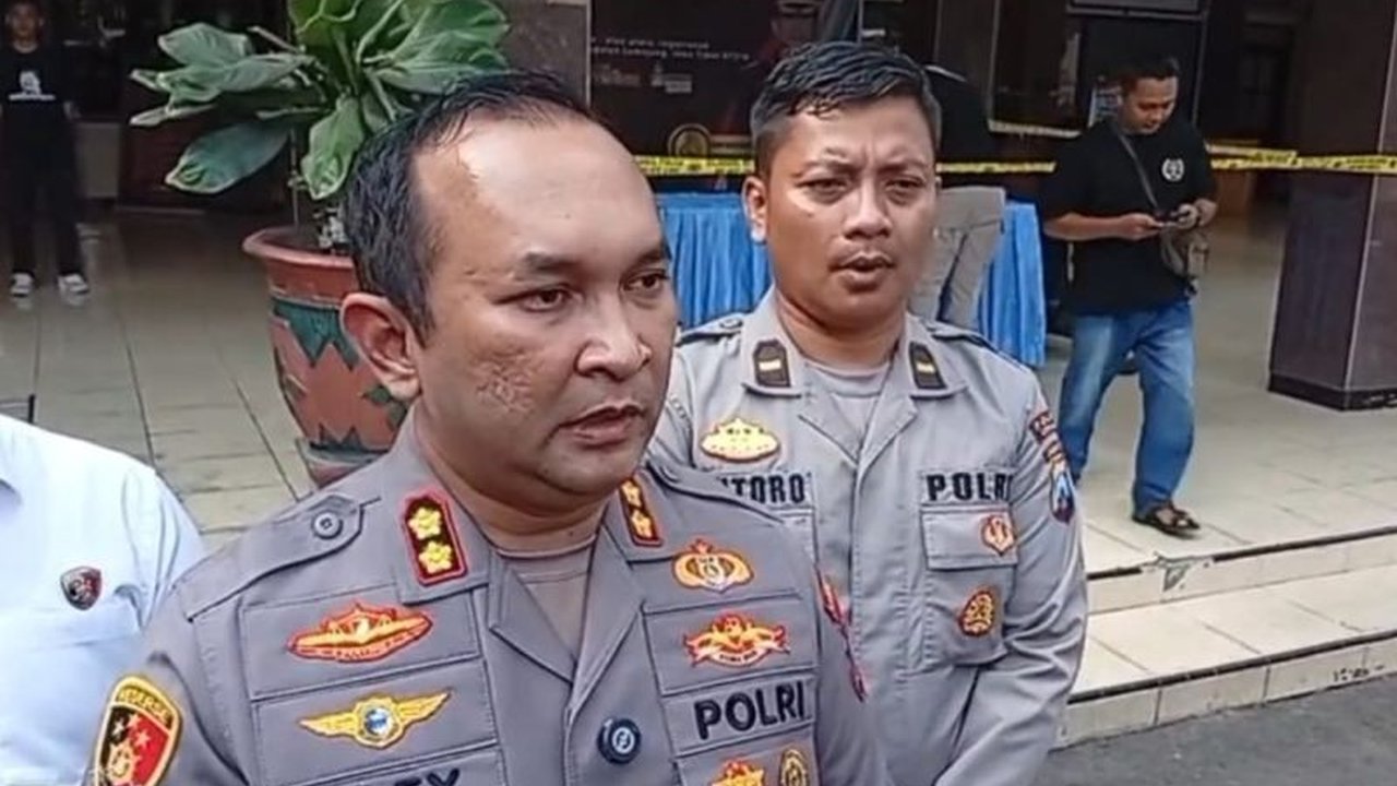 Polres Lumajang berhasil menetapkan S sebagai tersangka kasus penipuan bansos PKH yang meresahkan warga. Pelaku bahkan sempat dikeroyok massa karena modusnya yang licik.