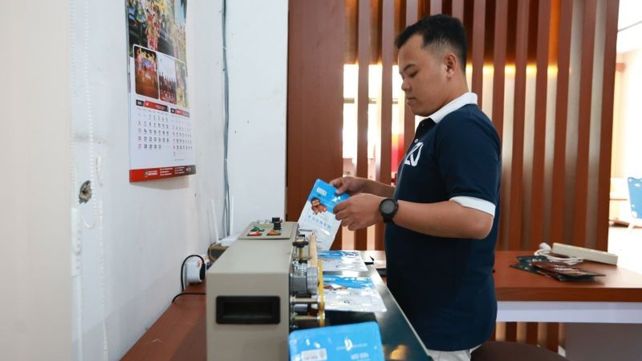 Pemerintah Kabupaten Banyuwangi meluncurkan Pusat Layanan Kemasan Produk untuk UMKM, menawarkan desain kemasan, foto produk, dan legalitas gratis. Ini rahasia UMKM Banyuwangi naik kelas!