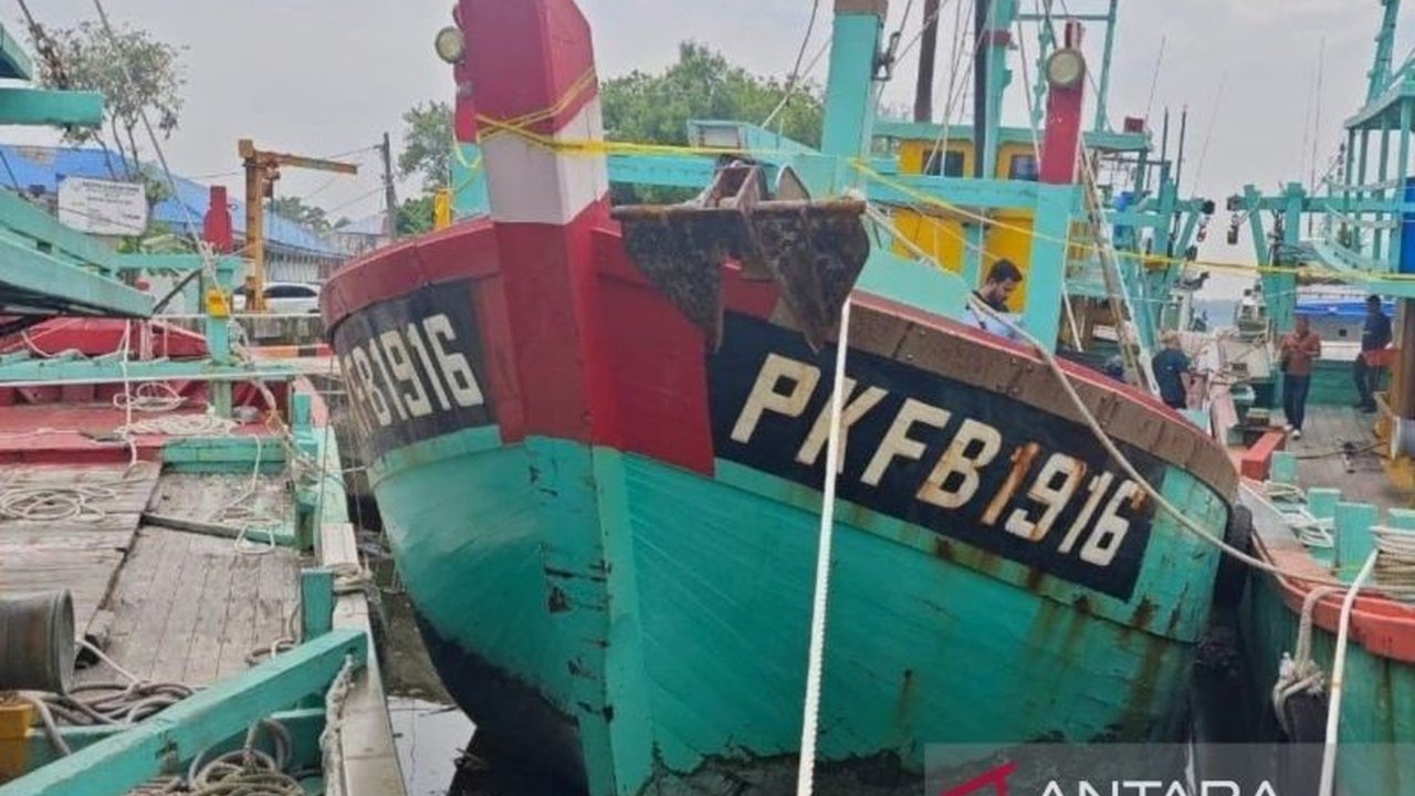 Kejaksaan Negeri Belawan sukses melelang tiga kapal rampasan senilai Rp2,4 miliar. Simak bagaimana lelang kapal rampasan ini berkontribusi pada kas negara dan total PNBP yang terkumpul.