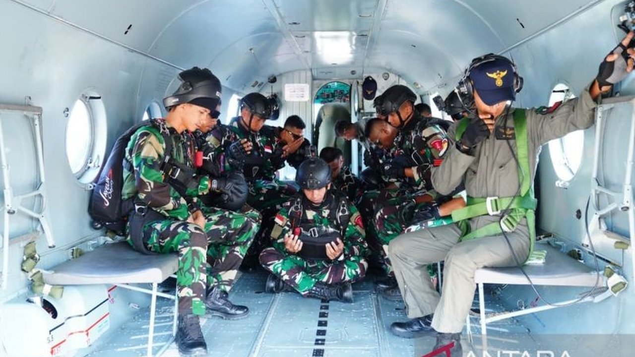 TNI AD mengerahkan tujuh helikopter andalannya, termasuk jenis Apache dan Mi-17V5, dalam ajang Super Garuda Shield 2025. Simak peran vital helikopter TNI AD dalam latihan militer multinasional terbesar ini!