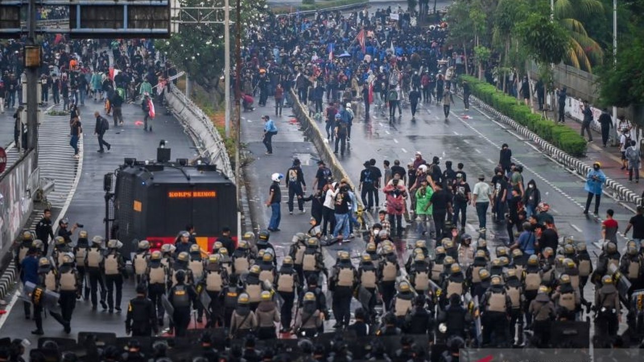 Komisi Perlindungan Anak Indonesia (KPAI) mendesak polisi mengusut tuntas pihak yang memobilisasi anak-anak untuk ikut Mobilisasi Anak Demo di DPR, mengungkap fakta mengejutkan dari pengakuan pelajar.
