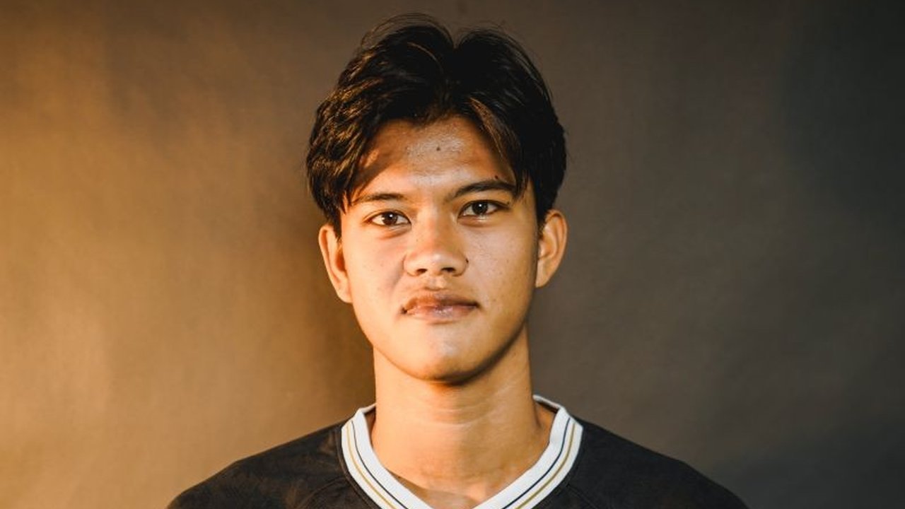 Dewa United Pinjam Rizdjar Nurviat, bek muda berbakat dari Borneo FC, untuk arungi BRI Super League. Akankah kehadirannya mampu membawa Dewa United raih gelar juara?