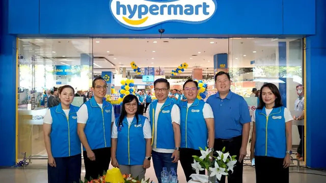Hypermart rebranding di usia ke-21 dengan tampilan dan semangat baru. Logo baru Hypermart menampilkan simbol infinity dan golden smile sebagai wujud pertumbuhan berkelanjutan dan kebahagia
