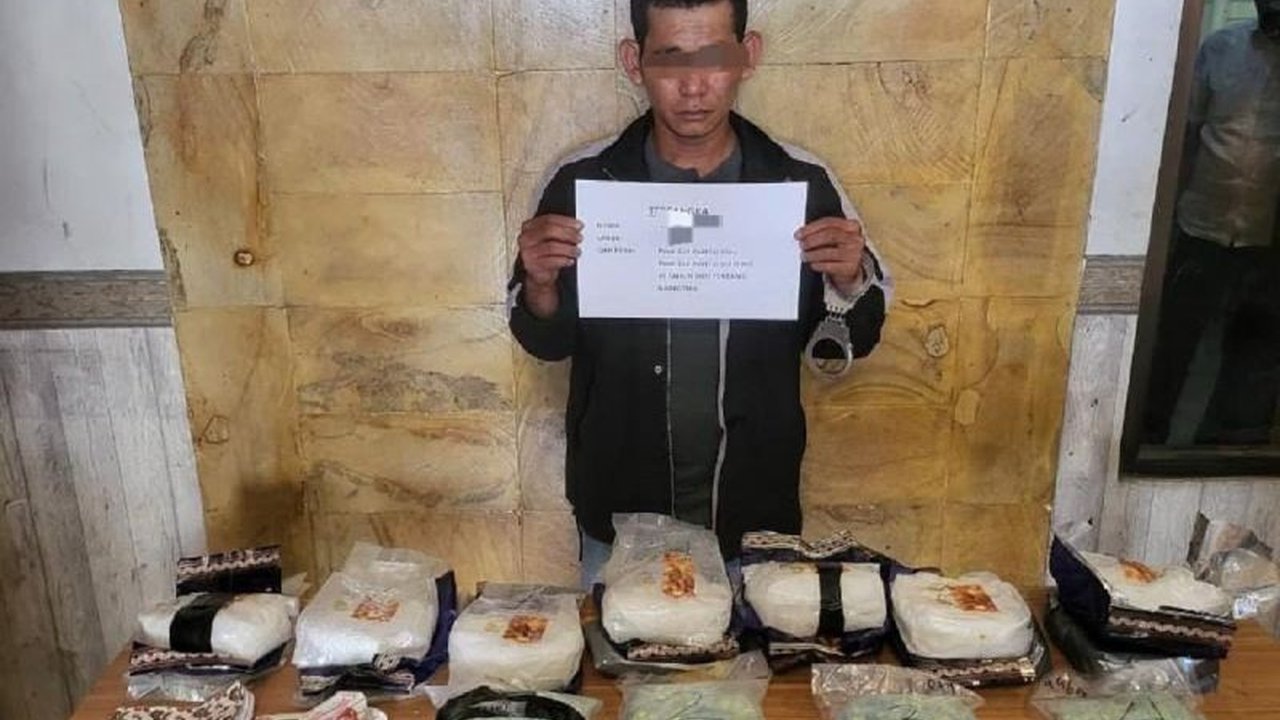 Polresta Jambi berhasil mengungkap kasus besar penyelundupan narkoba Jambi, menyita 7,6 kg sabu dan 10 ribu pil ekstasi dari seorang pengedar. Terungkap jaringan dan modus operandi!