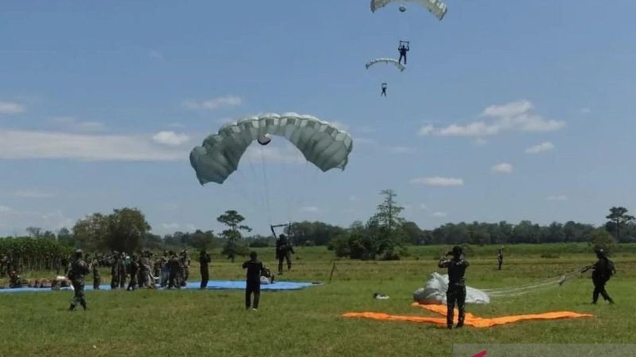 Latihan Gabungan Super Garuda Shield 2025 di Sumatera Selatan melibatkan TNI AU, US Air Force, dan JASDF dalam simulasi perebutan bandara musuh. Bagaimana taktik canggih ini dilakukan?
