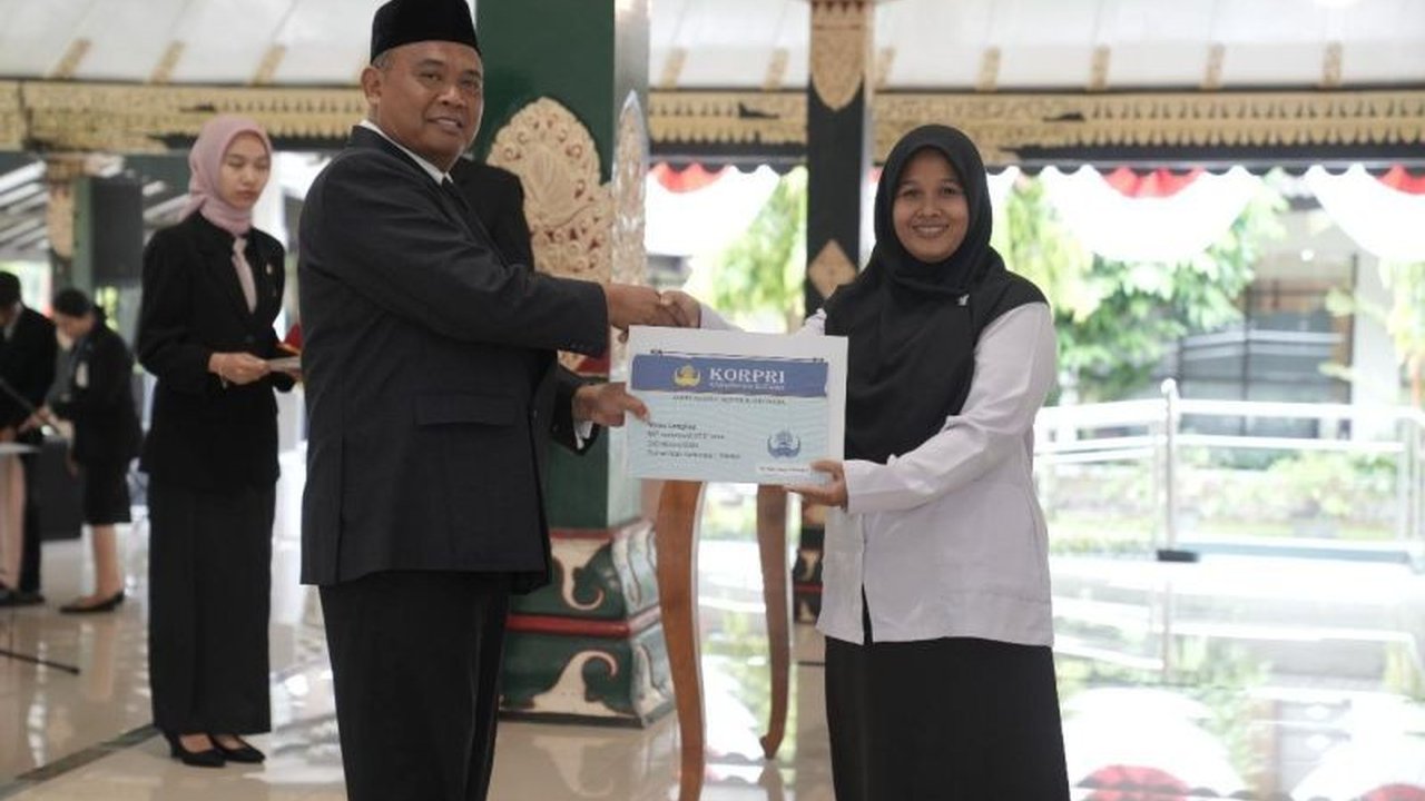 Bupati Sleman Harda Kiswaya menyerahkan SK pengangkatan kepada 49 PPPK Sleman, meminta mereka menjadi agen perubahan integritas dan akuntabilitas. Simak pesan lengkapnya!
