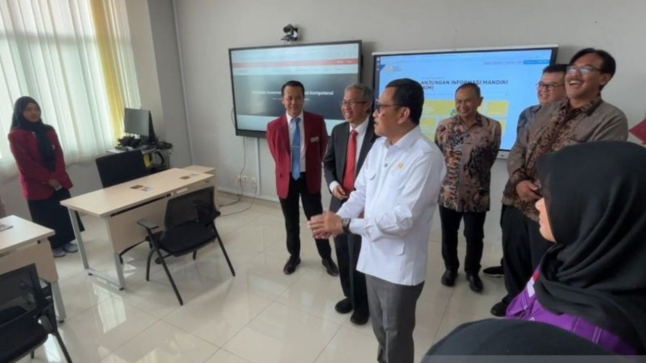 Migrant Center UPI resmi dibuka di Bandung, menjadi pusat pelatihan dan perlindungan SDM Indonesia untuk pasar global. Ketahui bagaimana fasilitas ini akan mengubah masa depan pekerja migran kita!