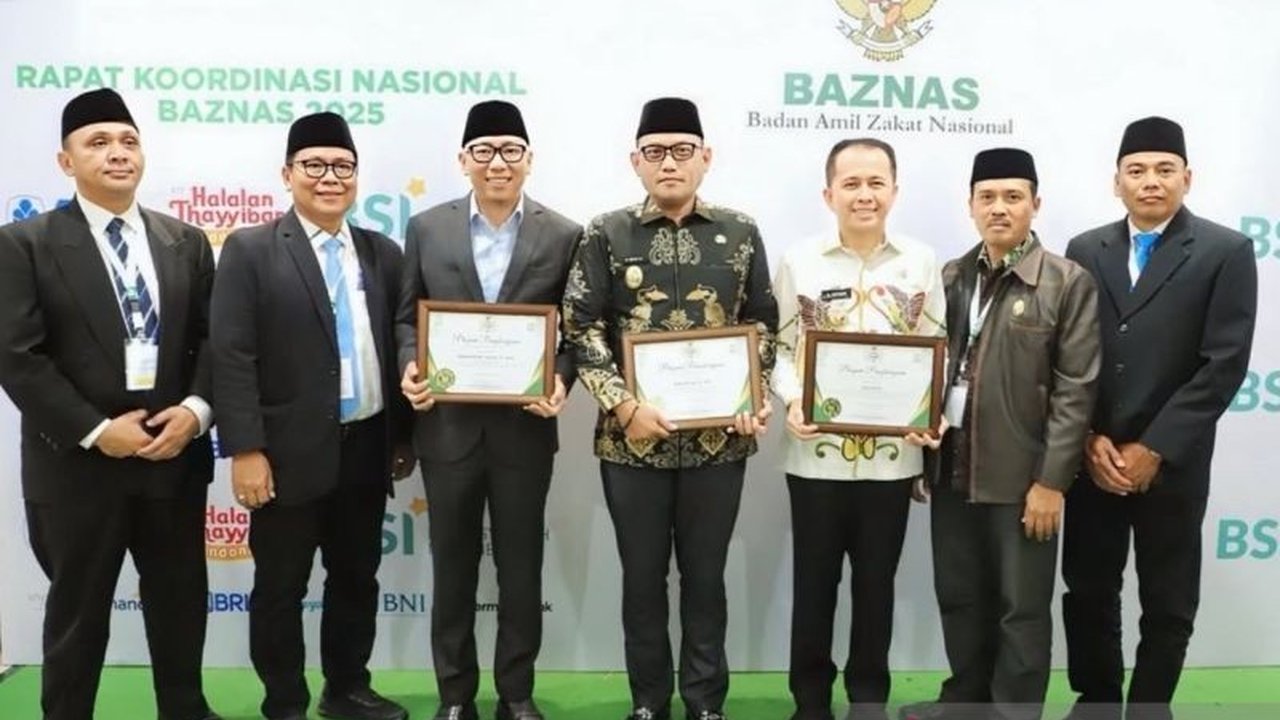 Gubernur Kaltim meraih Baznas Award 2025 atas dukungannya terhadap digitalisasi zakat, sebuah langkah inovatif yang meningkatkan transparansi dan akurasi pengelolaan dana umat. Simak detail pencapaiannya!