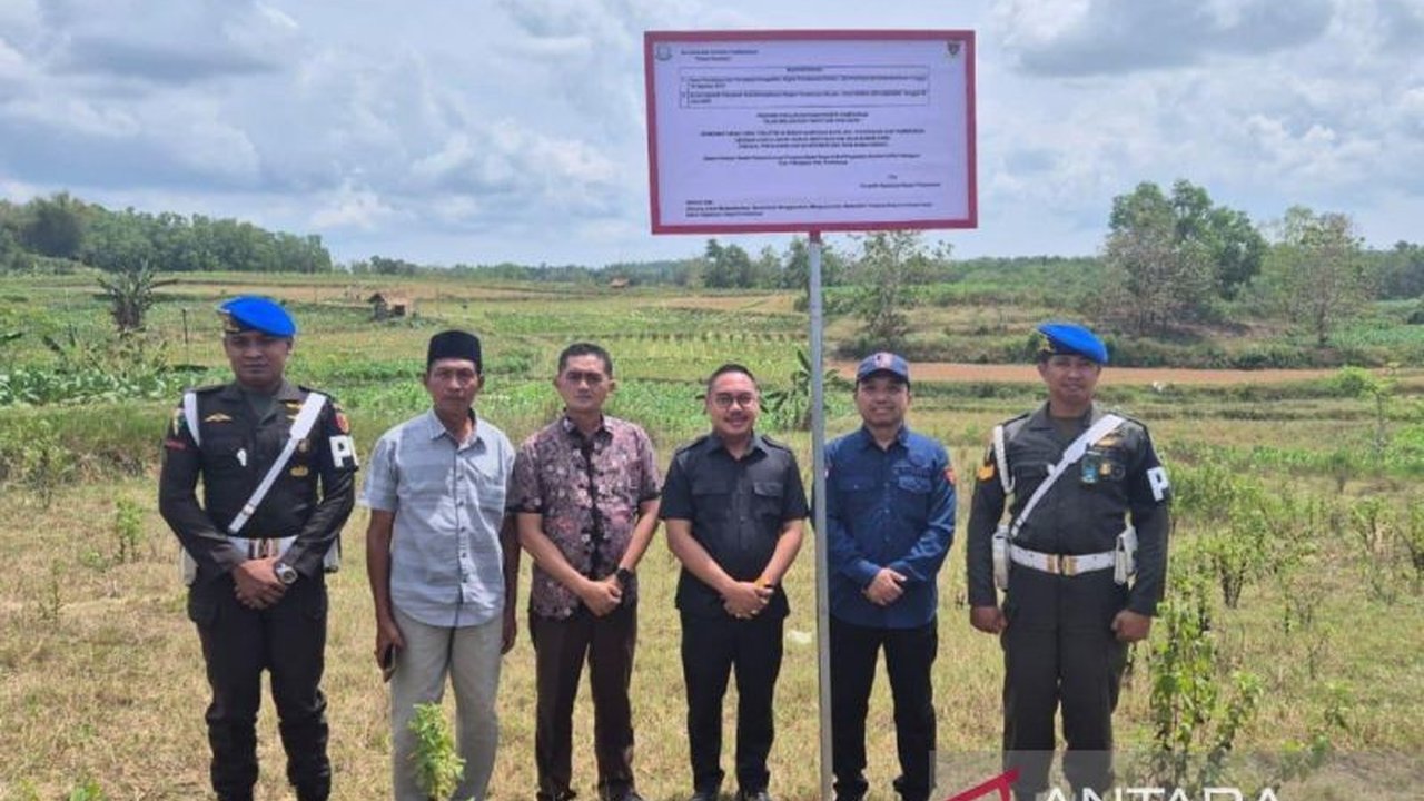 Kejaksaan Negeri Pamekasan menyita empat bidang tanah milik tersangka kasus korupsi gadai emas yang merugikan negara hingga Rp9,7 miliar. Siapa saja yang terlibat dalam kasus ini?