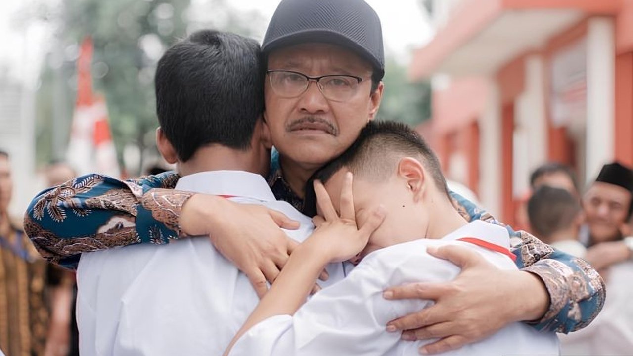 Menteri Sosial Gus Ipul baru saja mengunjungi Sekolah Rakyat 33 Tangsel, disambut hangat para siswa. Temukan bagaimana inisiatif Sekolah Rakyat ini memberikan harapan baru bagi pendidikan di Indonesia.