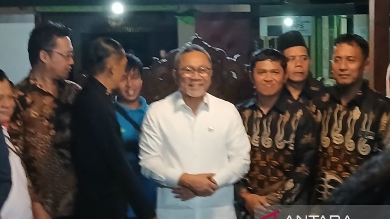 Menteri Zulkifli Hasan mengungkapkan Koperasi Desa Merah Putih bukan sekadar bagi-bagi uang, melainkan upaya melahirkan pusat ekonomi desa. Simak target dan tantangan pengembangannya!