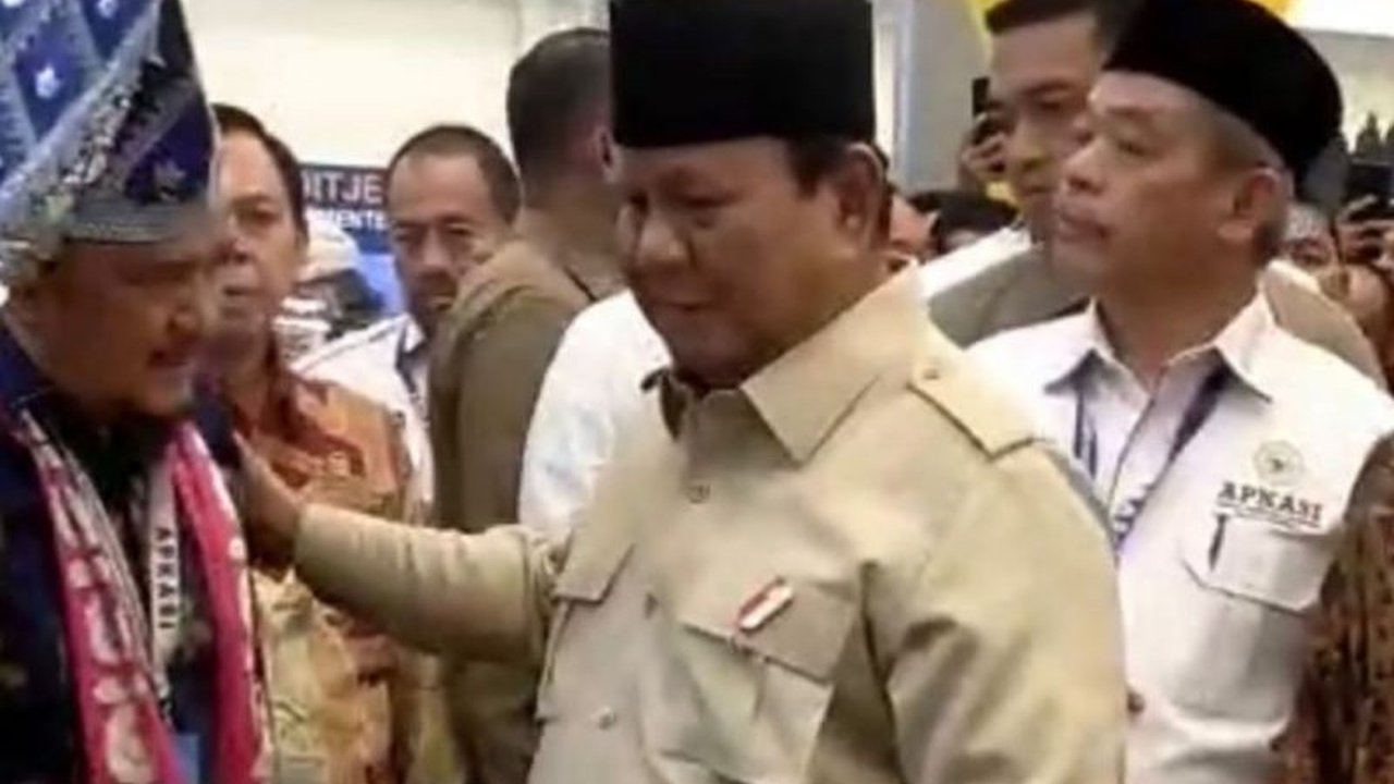 Pemerintah Kabupaten Donggala sukses memamerkan berbagai Produk Unggulan Donggala, termasuk batik Bomba dan abon ikan, yang menarik perhatian Presiden Prabowo Subianto.
