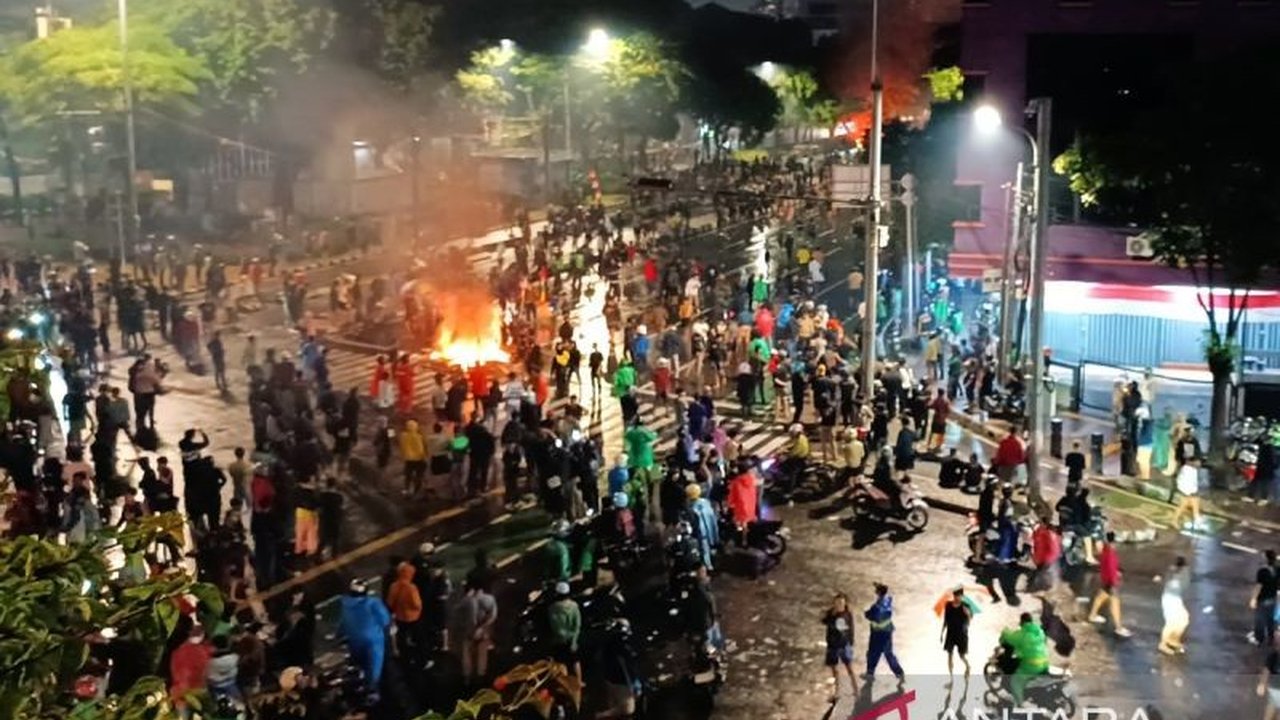 Ribuan massa Mako Brimob Kwitang, termasuk pengemudi ojek online, tetap bertahan di Kwitang hingga dini hari meski dihalau gas air mata. Apa yang memicu ketegangan ini?