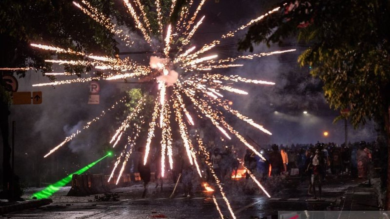 PT Pertamina Patra Niaga menghentikan operasional SPBU Pejompongan sementara waktu. Simak alasan di balik penutupan SPBU vital ini yang sempat terkena molotov.