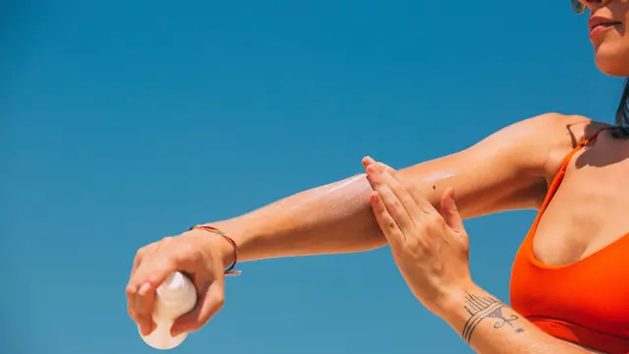 Ilustrasi pengaplikasian sunscreen ke lengan. (Sumber foro: Pexels.com).