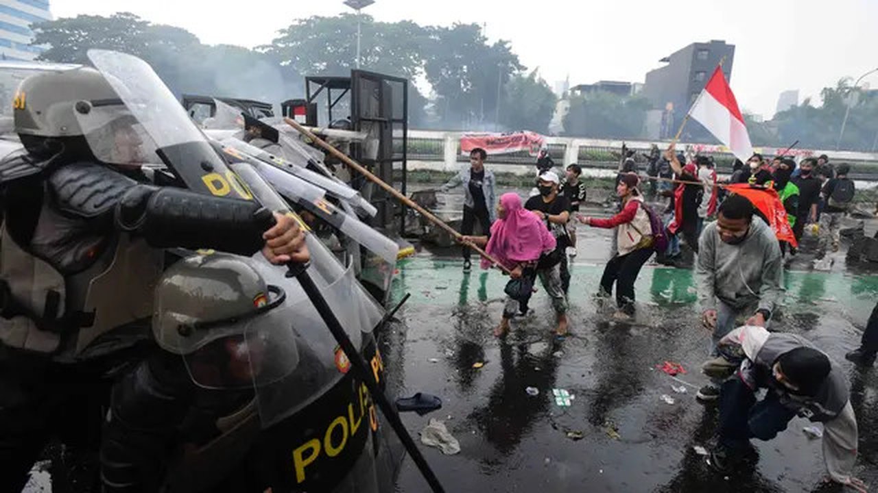 Untuk mengurai massa, aparat keamanan menembakkan gas air mata yang membuat para mahasiswa banyak yang bergerak meninggalkan area depan gedung MPR, DPR dan DPD, Jakarta, Kamis (28/8/2025) sor