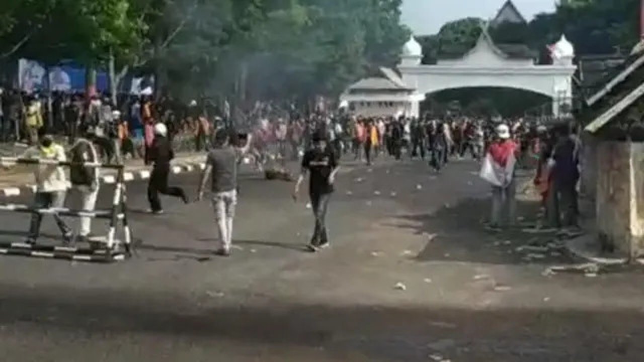 Aksi massa demonstrasi gabungan di Jambi ricuh setelah memaksa masuk ke halaman gedung Dewa Perwakilan Rakyat Daerah (DPRD) Provinsi Jambi, pada Jumat (29/8/2025). (Liputan6.com/ Gresi Pla