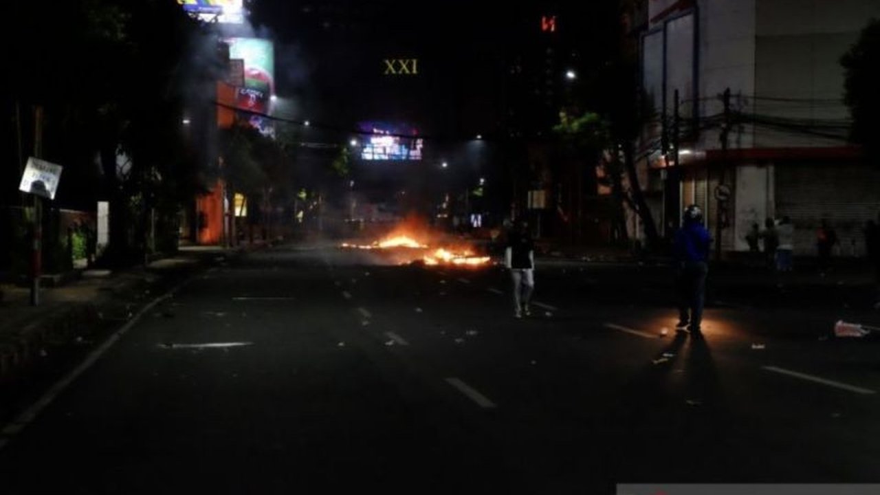 Kericuhan pecah di Surabaya! Simak bagaimana polisi membentuk barikade di Polsek Tegalsari untuk menghalau massa demo Surabaya yang memanas, memaksa mundur dengan gas air mata.
