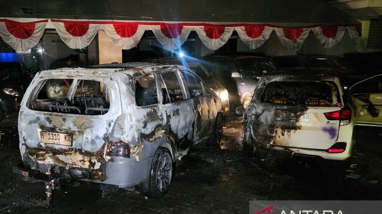 Massa Anarkis Semarang kembali berulah, membakar sejumlah mobil dan merusak fasilitas di kantor Gubernur Jawa Tengah setelah ricuh di Polda Jateng. Apa pemicu kerusuhan ini?