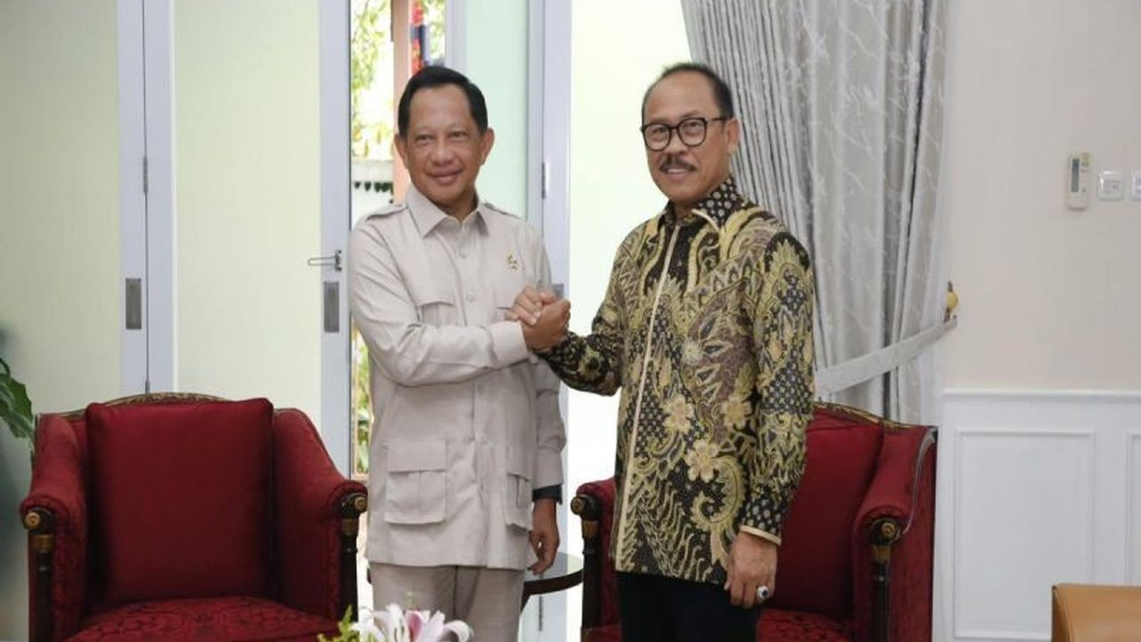 Menteri Dalam Negeri Tito Karnavian mendesak Pemprov Sulawesi Barat untuk membuka keran Investasi di Sulawesi Barat seluas-luasnya demi percepatan pembangunan. Apa saja langkah konkretnya?