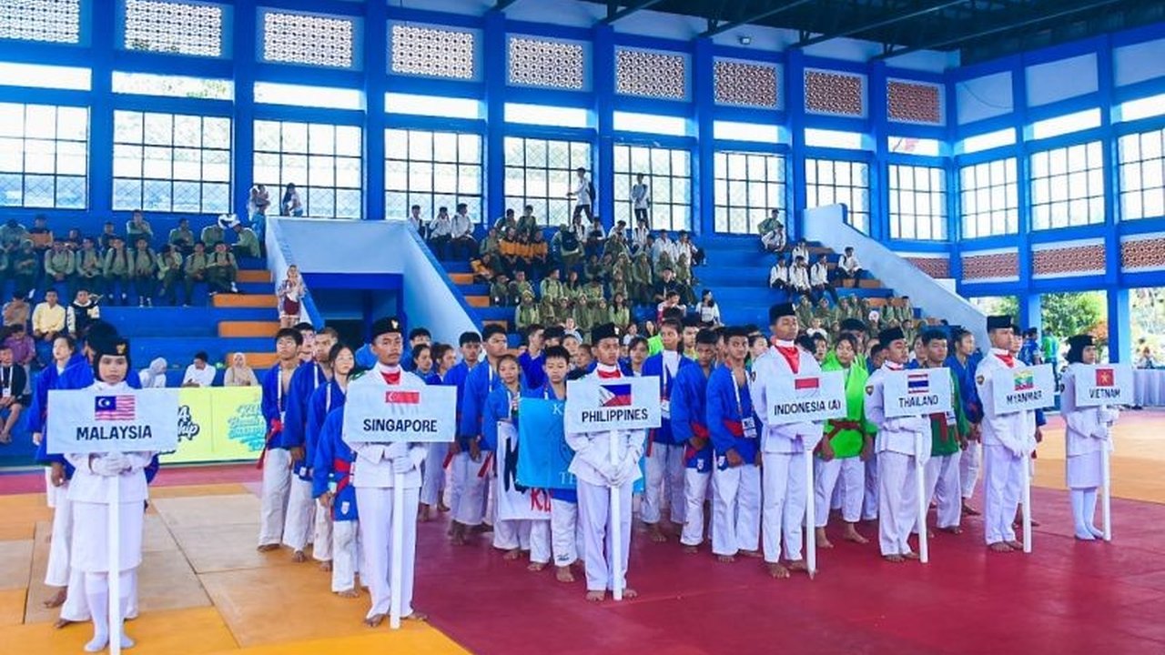 Ratusan atlet kurash dari tujuh negara Asia Tenggara unjuk kebolehan dalam Kejuaraan Kurash Internasional Lombok, menandai kepercayaan besar terhadap Indonesia sebagai tuan rumah. Simak detailnya!