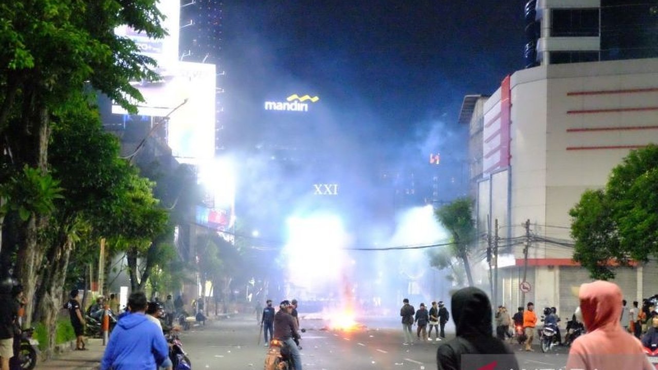 Tunjungan Plaza Surabaya terpaksa menutup operasionalnya lebih awal dari biasanya. Simak alasan di balik penutupan mendadak ini yang berkaitan dengan aksi solidaritas massa yang memanas.