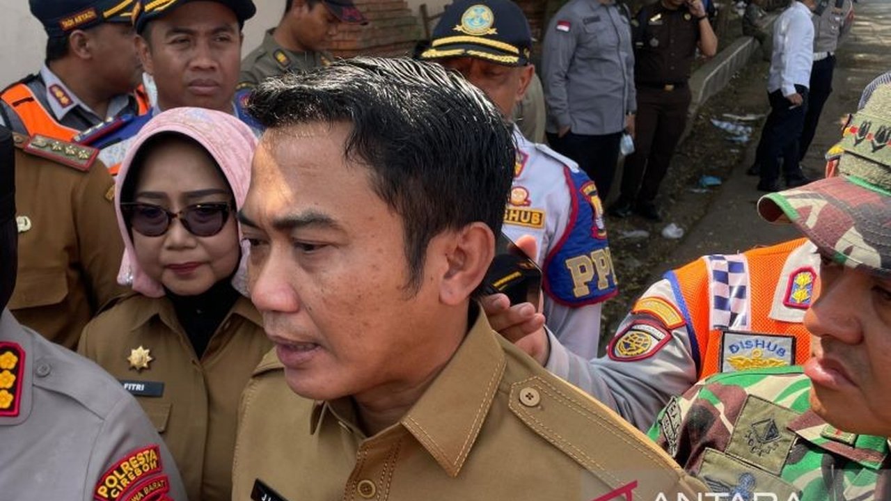 Pemerintah Kabupaten Cirebon sukses memberangkatkan 77 warganya sebagai tenaga kerja Cirebon Jepang di sektor manufaktur dan elektronik. Simak persiapan dan dampak positifnya bagi ekonomi lokal!