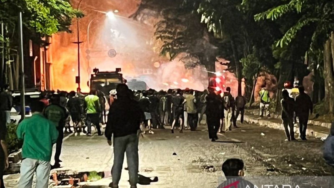 Situasi mencekam melanda Mako Brimob Kwitang saat demo berujung bentrok. Petugas menembakkan gas air mata, dibalas bom molotov oleh massa. Apa pemicunya?