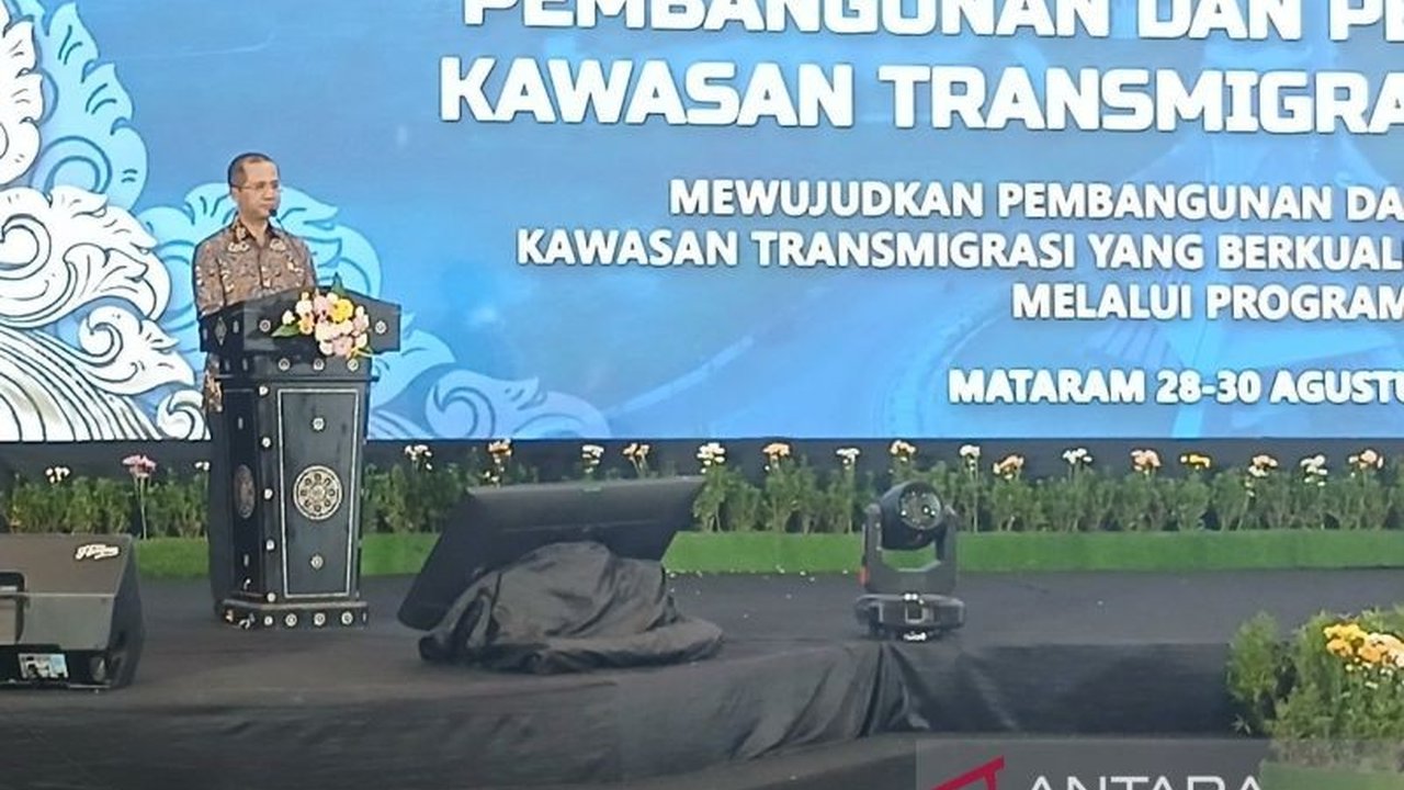 Menteri Transmigrasi (Mentrans) M Iftitah Sulaiman Suryanagara ajak peserta Rakornis di Mataram Mentrans Pimpin Doa untuk Affan Kurniawan, pengemudi ojol korban rantis Brimob.