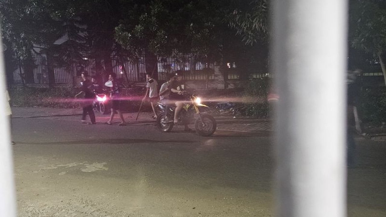 Lima anggota kepolisian terluka akibat lemparan batu dan pukulan kayu dalam demo anarkis Jambi. Simak detail insiden ricuh yang terjadi di gedung DPRD Provinsi Jambi.