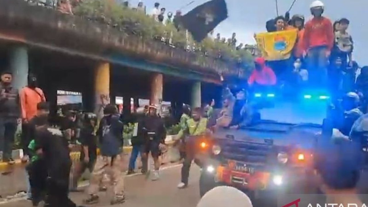 Pasgat TNI AU mengerahkan ratusan prajurit untuk menjaga aksi demonstrasi di Jakarta. Bagaimana pendekatan humanis mereka berhasil meredam amarah massa dan menjaga ketertiban?