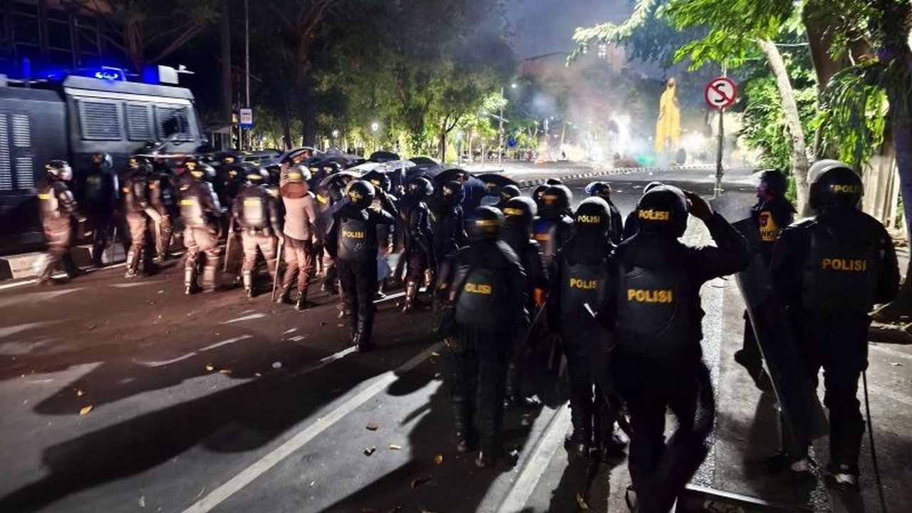 Aparat kepolisian masih berupaya menghalau massa Aksi Solidaritas Surabaya di Jalan Panglima Sudirman pasca kericuhan. Apa pemicu ketegangan ini dan bagaimana situasi terkini di lapangan?