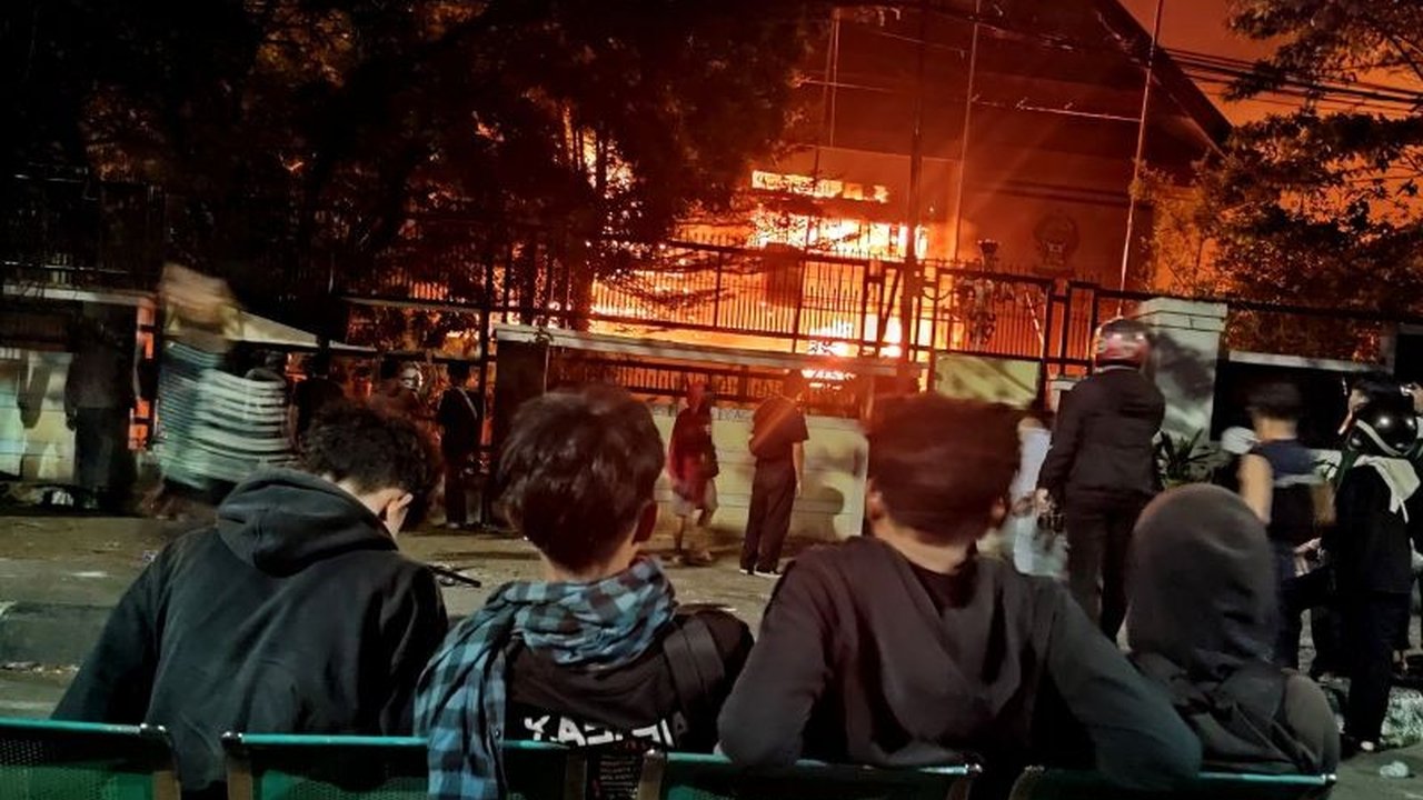 Kantor DPRD Sulsel terbakar habis di Makassar setelah aksi massa beringas. Simak kronologi dan dampak insiden yang membuat publik bertanya-tanya ini.