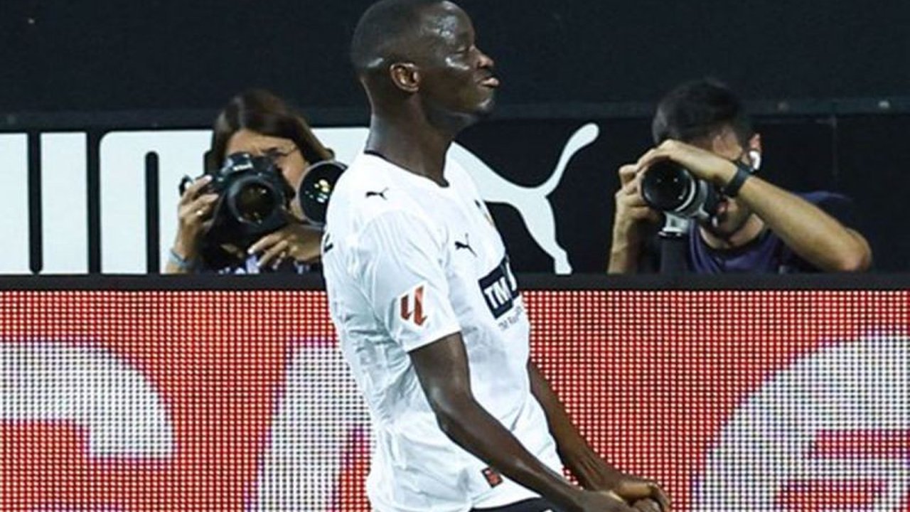 Simak Hasil Liga Spanyol pekan ketiga yang mengejutkan! Valencia sukses hajar Getafe, sementara Elche tampil perkasa tekuk Levante. Bagaimana posisi mereka di klasemen?