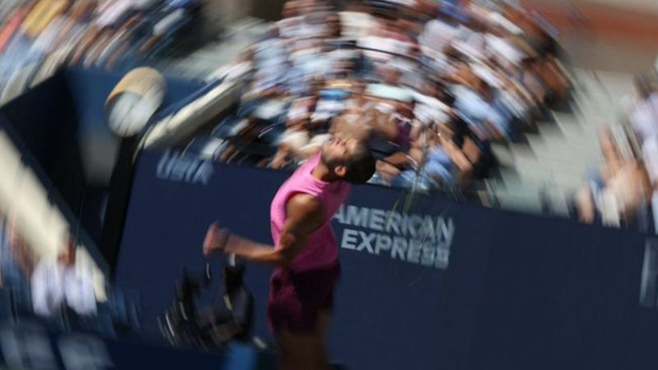 Carlos Alcaraz menghadapi tantangan tak terduga di US Open 2024, termasuk cedera lutut minor, namun berhasil mengatasi rintangan dan melaju ke babak keempat. Bagaimana ia melakukannya?