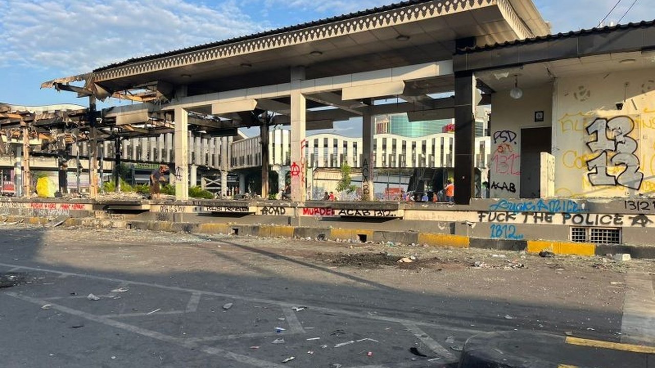 PT Transjakarta mengonfirmasi tujuh halte Transjakarta dibakar oknum tak bertanggung jawab saat demonstrasi di Jakarta. Ketahui lokasi dan dampak perusakan ini!